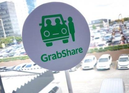 Hà Nội yêu cầu dừng dịch vụ đi chung xe của Grab, Uber