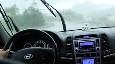 Những lưu ý khi lái xe dưới trời mưa lớn